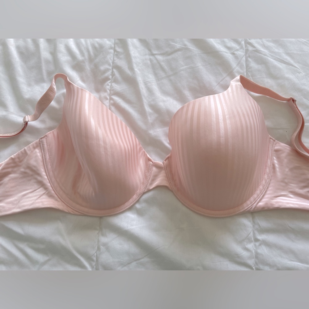 Victoria’s Secret • T-shirt lightly-lined, full-coverage pink striped bra